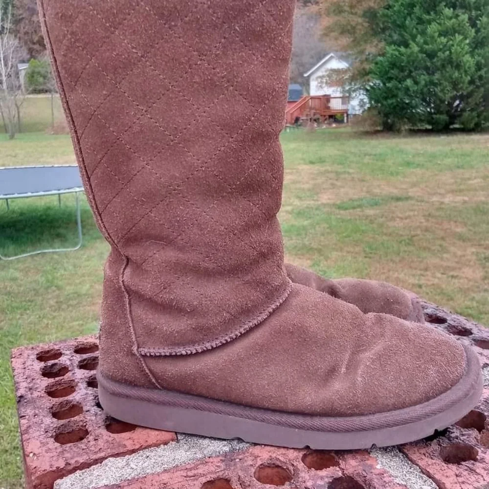 UGGS - Picture 2 of 3